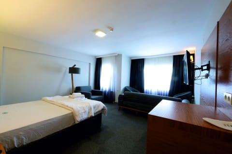 Panoramic Room | Minibar, in-room safe, blackout drapes, soundproofing