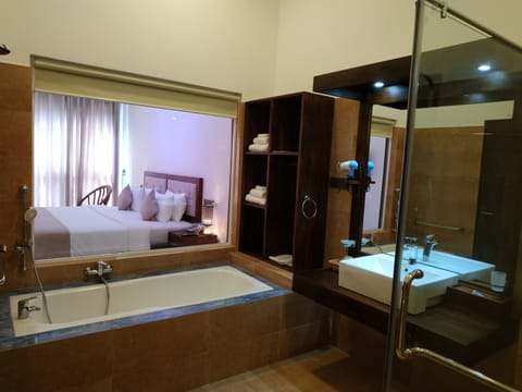 Luxury Apartment | Bathroom | Rainfall showerhead, free toiletries, hair dryer, bathrobes