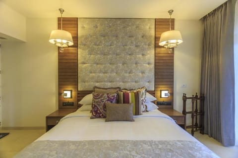 Courtyard Room | Premium bedding, desk, iron/ironing board, free WiFi