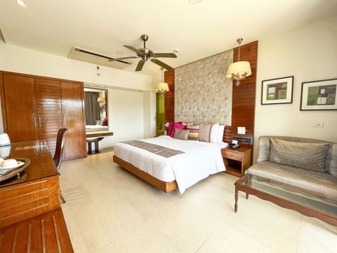 Seaside Room | Premium bedding, desk, iron/ironing board, free WiFi