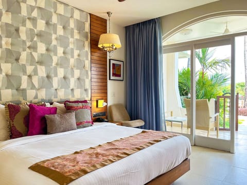 Seaside Room | Premium bedding, desk, iron/ironing board, free WiFi