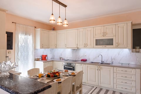 Classic Villa | Private kitchen | Full-size fridge, oven, stovetop, electric kettle