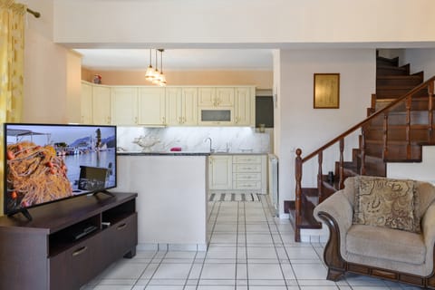 Classic Villa | Private kitchen | Full-size fridge, oven, stovetop, electric kettle