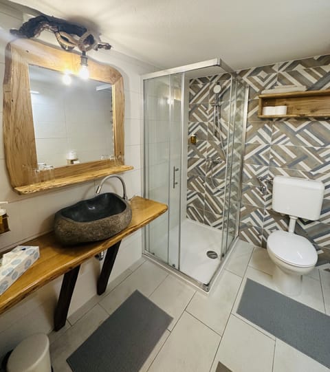 Family Suite | Bathroom