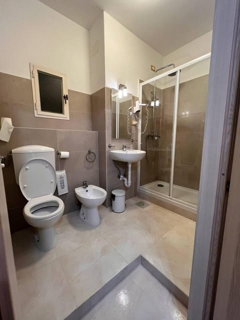 Economy Triple Room | Bathroom | Shower, rainfall showerhead, hair dryer, bidet