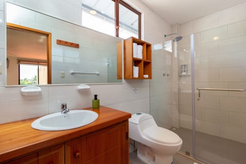 Superior Triple Room | Bathroom | Shower, rainfall showerhead, free toiletries, hair dryer