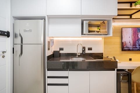 Studio | Private kitchen | Microwave, cookware/dishes/utensils