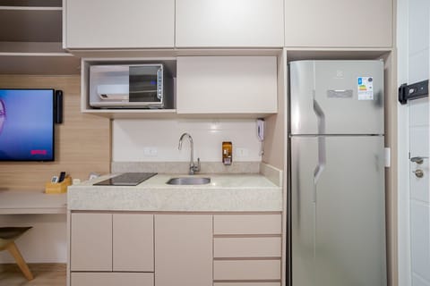 Studio | Private kitchen | Microwave, cookware/dishes/utensils