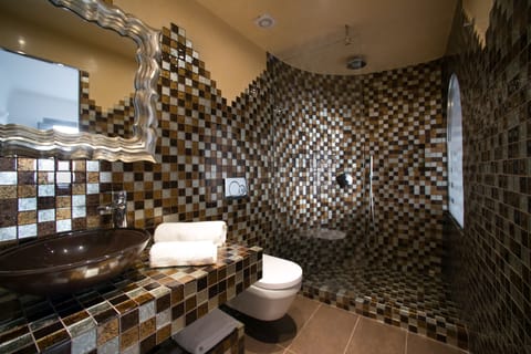 Deluxe Suite, Jetted Tub, Sea View | Bathroom | Shower, rainfall showerhead, eco-friendly toiletries, hair dryer