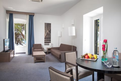 Suite, Sea View | Living area | 40-inch LCD TV with satellite channels, Smart TV