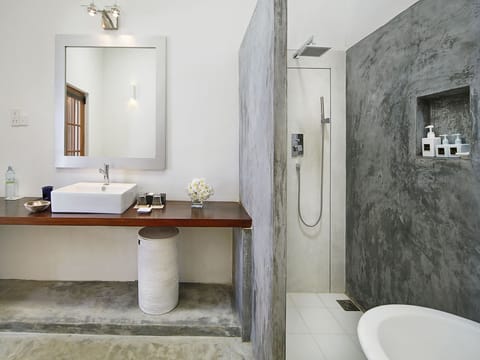 Church/Pedlar Wing Suite | Bathroom | Free toiletries, hair dryer, towels