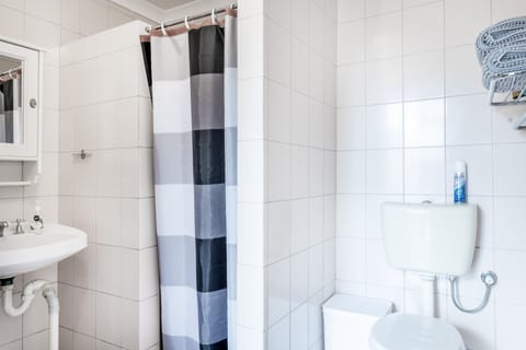 Family House | Bathroom | Shower, rainfall showerhead, towels