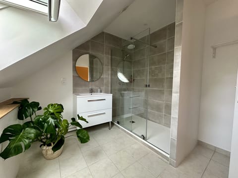 Comfort Room, Non Smoking, Garden View | Bathroom | Shower, rainfall showerhead, hair dryer, towels