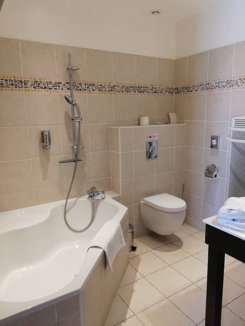 Deluxe Double Room | Bathroom | Free toiletries, hair dryer, towels