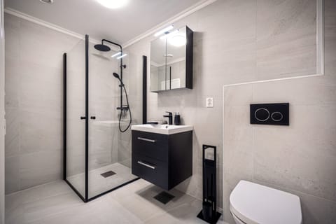 Family Apartment, 3 Bedrooms, Ground Floor | Bathroom | Shower, hair dryer, heated floors, towels
