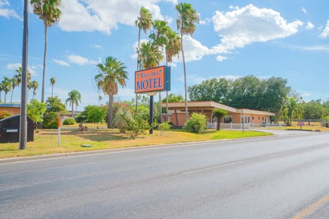 Vali Ho Motel By OYO Weslaco Mercedes | Weslaco, TX | VacationRenter