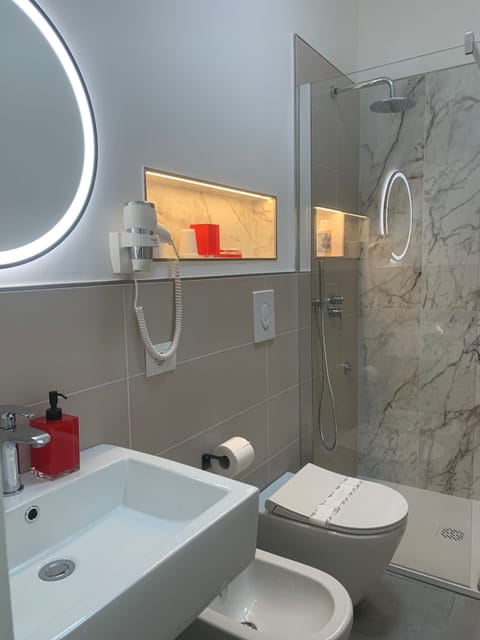 Executive Double Room | Bathroom | Free toiletries, hair dryer, bidet, towels