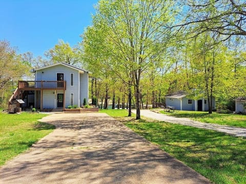 Welcome to Water's Edge Retreat! 2 homes in one. Enjoy our 4 bedroom / 3 bath house and our 1 bedroom/ 1 bath cottage!