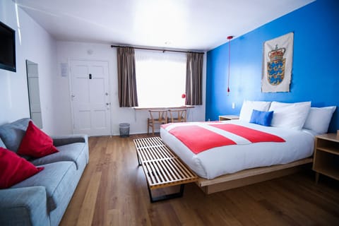 Deluxe Room, 1 Queen Bed | Desk, iron/ironing board, free WiFi, bed sheets