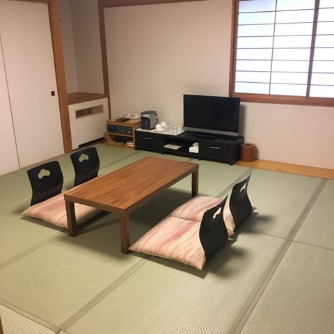 Japanese Style Room Non smoking | Free minibar, in-room safe, desk, blackout drapes