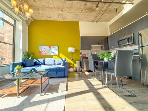 Spacious living room with a lot of daylight and large windows.