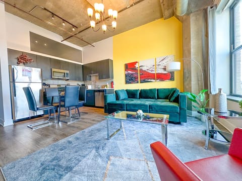 Spacious living room with a lot of daylight and large windows.