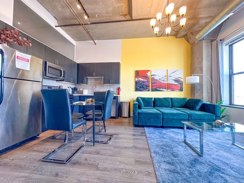 Spacious living room with a lot of daylight and large windows.