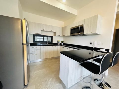 Torre Q 203 | Private kitchen | Full-size fridge, microwave, blender, cookware/dishes/utensils