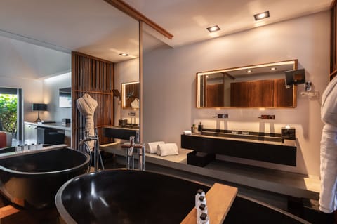 Deluxe Room, Terrace (Ocean) | Bathroom | Shower, designer toiletries, hair dryer, bathrobes