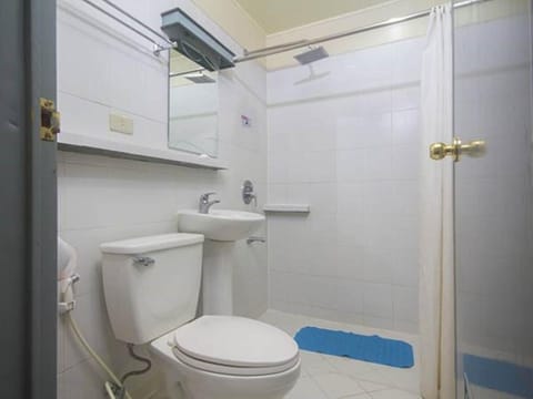 Superior Room | Bathroom | Shower, hair dryer, bidet, towels