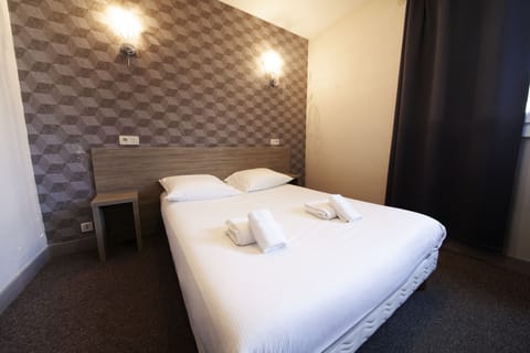 Double Room | In-room safe, desk, soundproofing, iron/ironing board