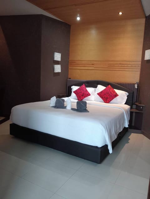 Exclusive Penthouse | Premium bedding, down comforters, Select Comfort beds, minibar