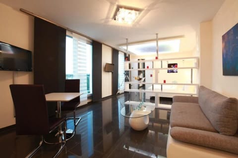 Deluxe Penthouse, 1 King Bed, Kitchenette | Desk, soundproofing, free cribs/infant beds, free WiFi