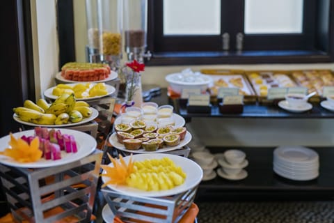 Daily buffet breakfast (VND 320000 per person)