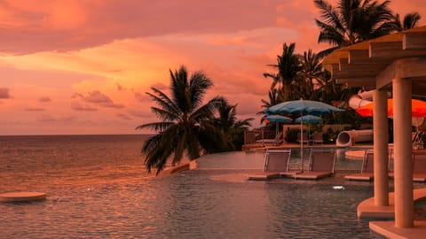 Outdoor pool, pool umbrellas, sun loungers