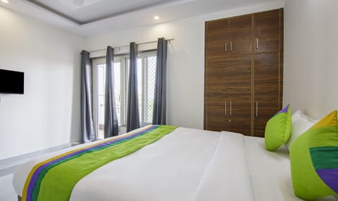 Deluxe Double Room | Desk