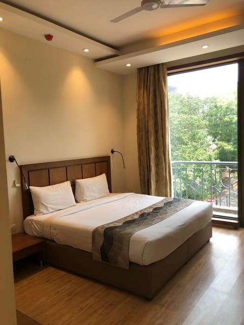 Deluxe Double Room with Balcony | Premium bedding, minibar, in-room safe, desk