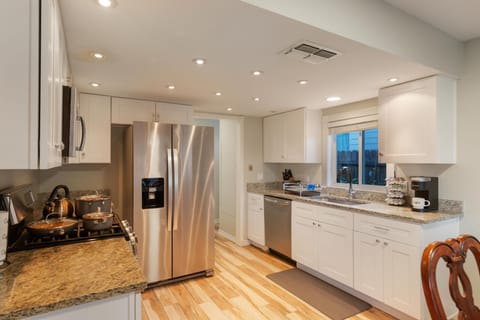 The fully equipped kitchen