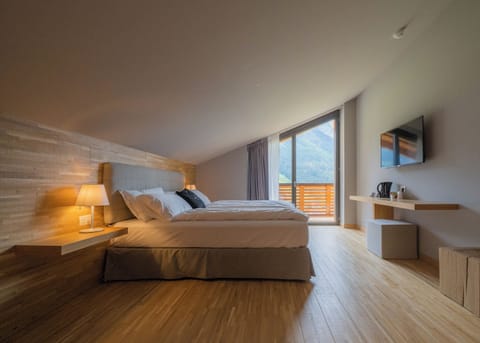 Junior Suite (Monte Siera) | Minibar, in-room safe, individually decorated, individually furnished