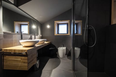 Junior Triple Room | Bathroom | Shower, rainfall showerhead, free toiletries, hair dryer