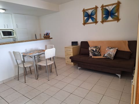 Family Studio, 1 Double Bed with Sofa bed, Ensuite, Ocean View | Living area | 40-inch Smart TV with satellite channels, TV