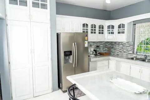 Family Villa | Private kitchen | Full-size fridge, microwave, oven, stovetop