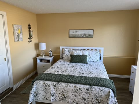 Queen bed, bedroom one