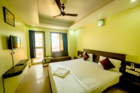 Deluxe Double Room, Sea View | Free WiFi, bed sheets
