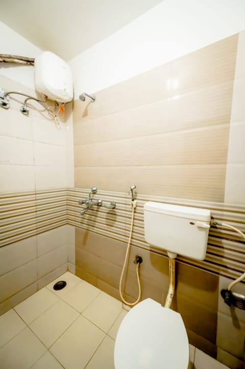 Deluxe Double Room, Sea View | Bathroom | Shower, rainfall showerhead, free toiletries, towels