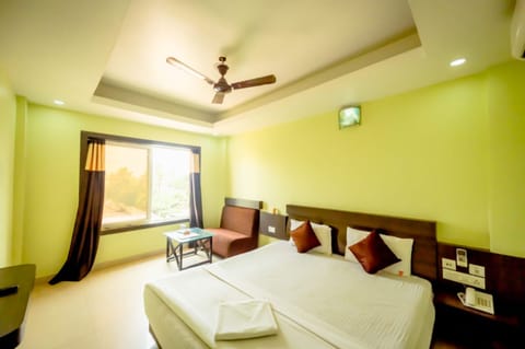 Deluxe Double Room, Sea View | Free WiFi, bed sheets