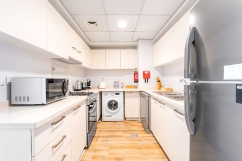 Deluxe Apartment | Private kitchen | Full-size fridge, microwave, oven, dishwasher