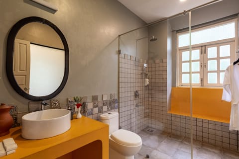 Deluxe Heritage Room | Bathroom | Shower, free toiletries, hair dryer, slippers