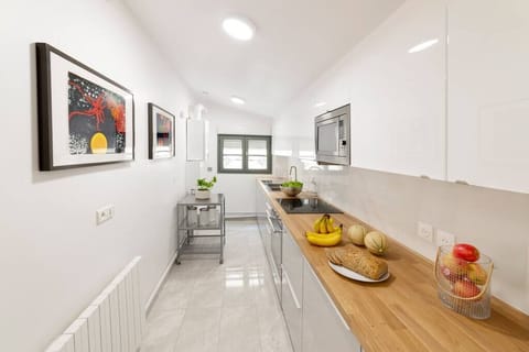 Kitchen - Ground Floor / Cuisine - Rez-de-chaussée