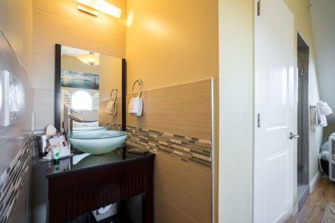 Room 10: Economy Attic Queen | Bathroom sink